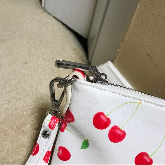 🆕🔥CC/CHARMING CHARLIE SUPER CUTE WRISTLET/MAKE UP BAG WHITE&CHERRIES NWT!! - Picture 6 of 14